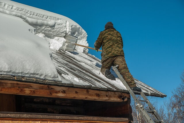 Winterdienst beim Schneeräumen auf einem Privatgelände