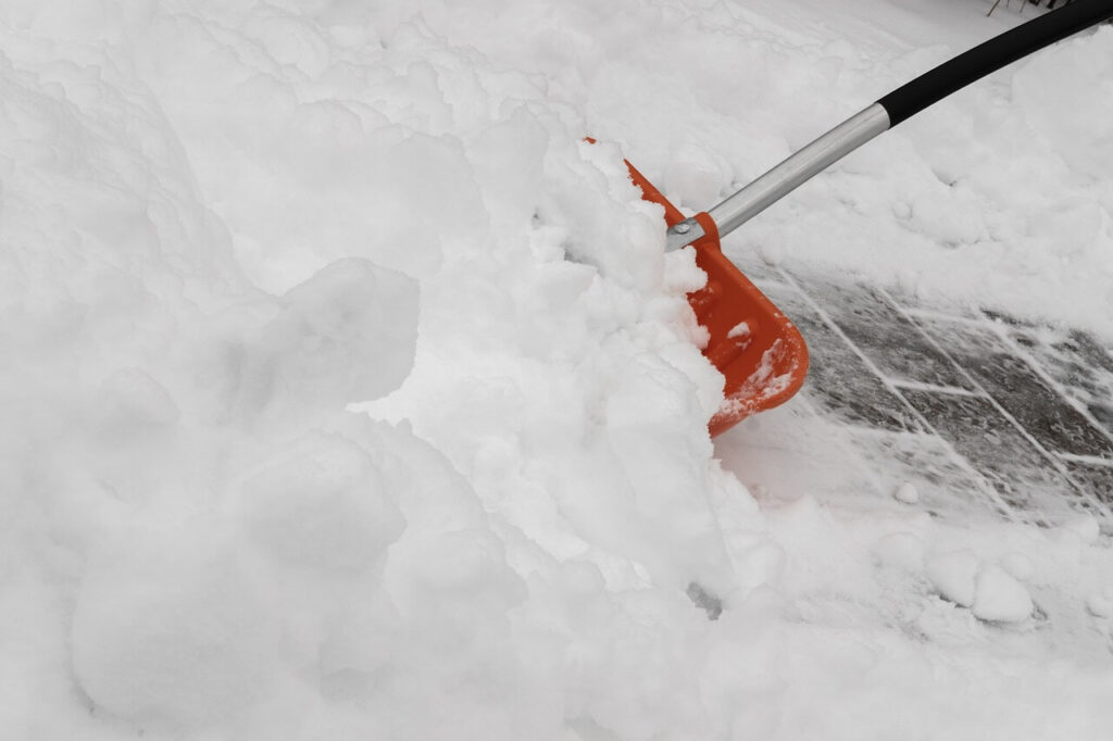 Mitarbeiter streuen Salz im Winterdienst